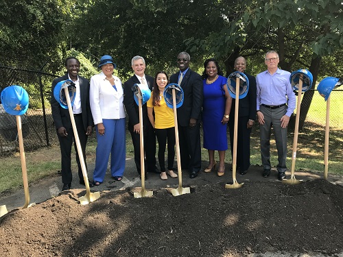 Photo of 皇冠体育 dignitaries, government officials and representatives of Blue Cross and Blue Shield of North Carolina at the groundbreaking