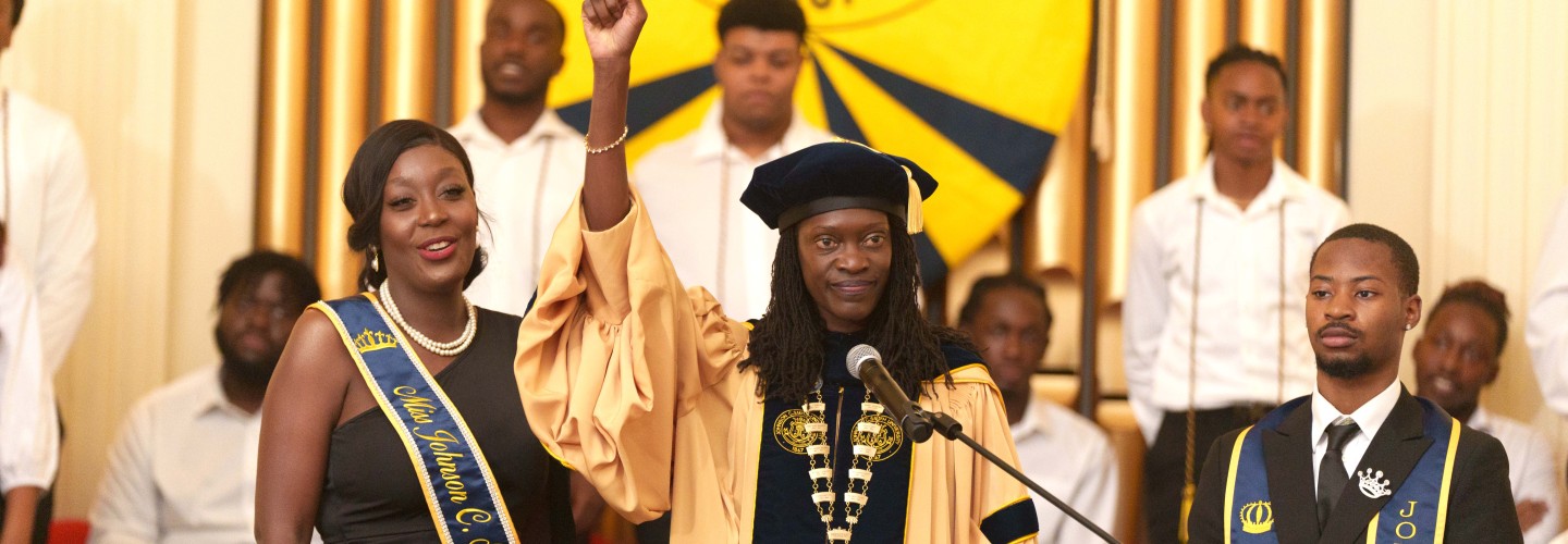 Dr. Kinloch holds up fist at 2024 freshman convocation.jpg