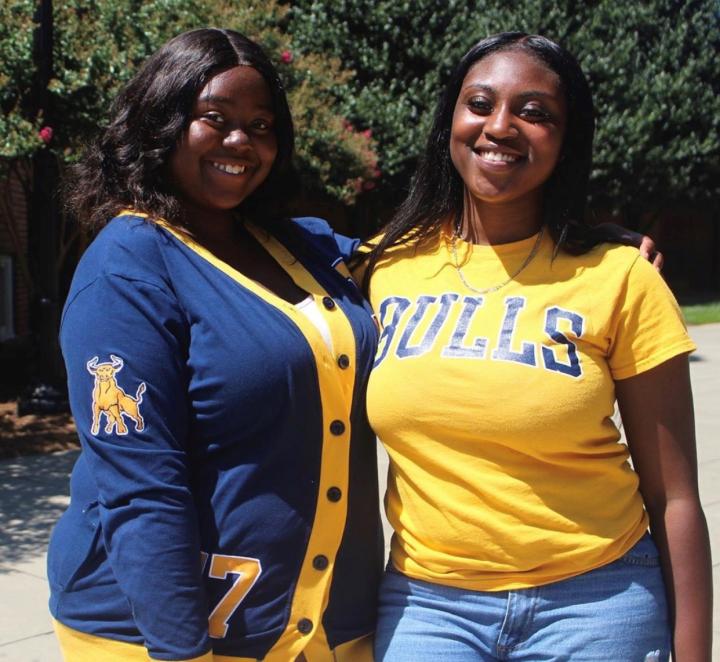 Two students wearing 皇冠体育 shirts