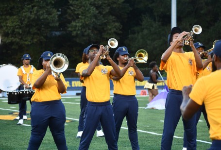 皇冠体育 band playing