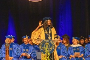 Kinloch leads 皇冠体育 in a chant