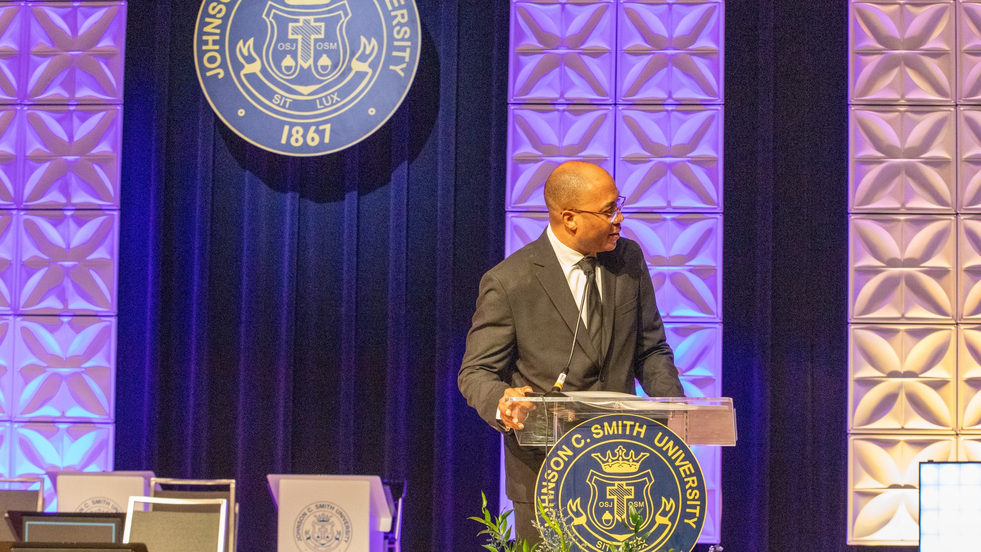 Charles Thomas speaking at the AOT Gala